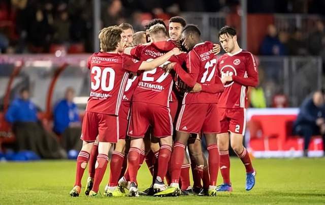 包含赛前突围战来临，埃因霍温围绕法甲防线松动，管理层满意，轮换策略成焦点的词条